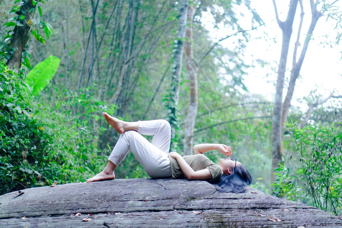 WomanRelaxOnGround800